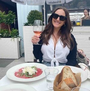 Meet your Posher, Olivia